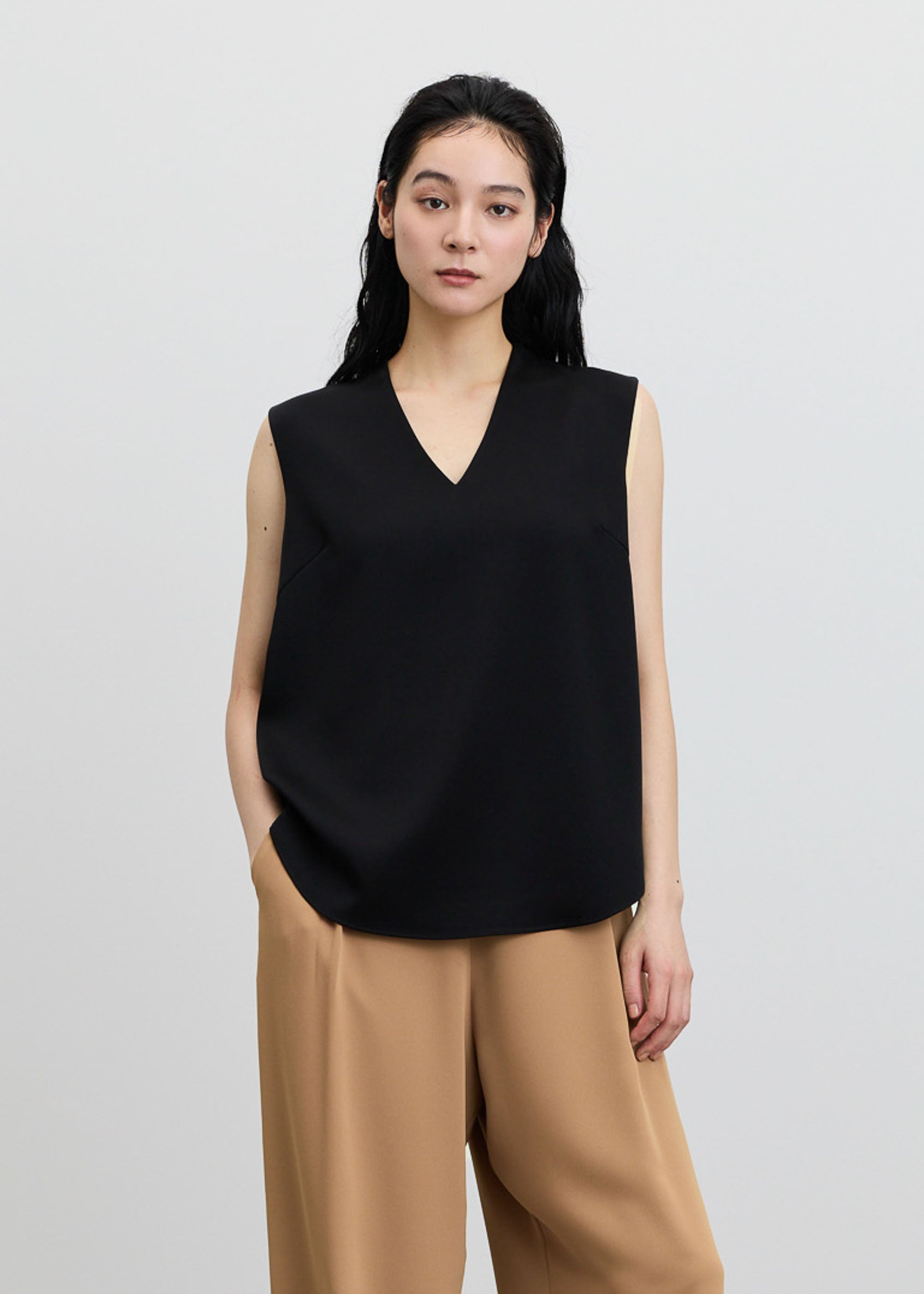サテンVネックノースリーブブラウス - SOÉJU online store｜上質な大人