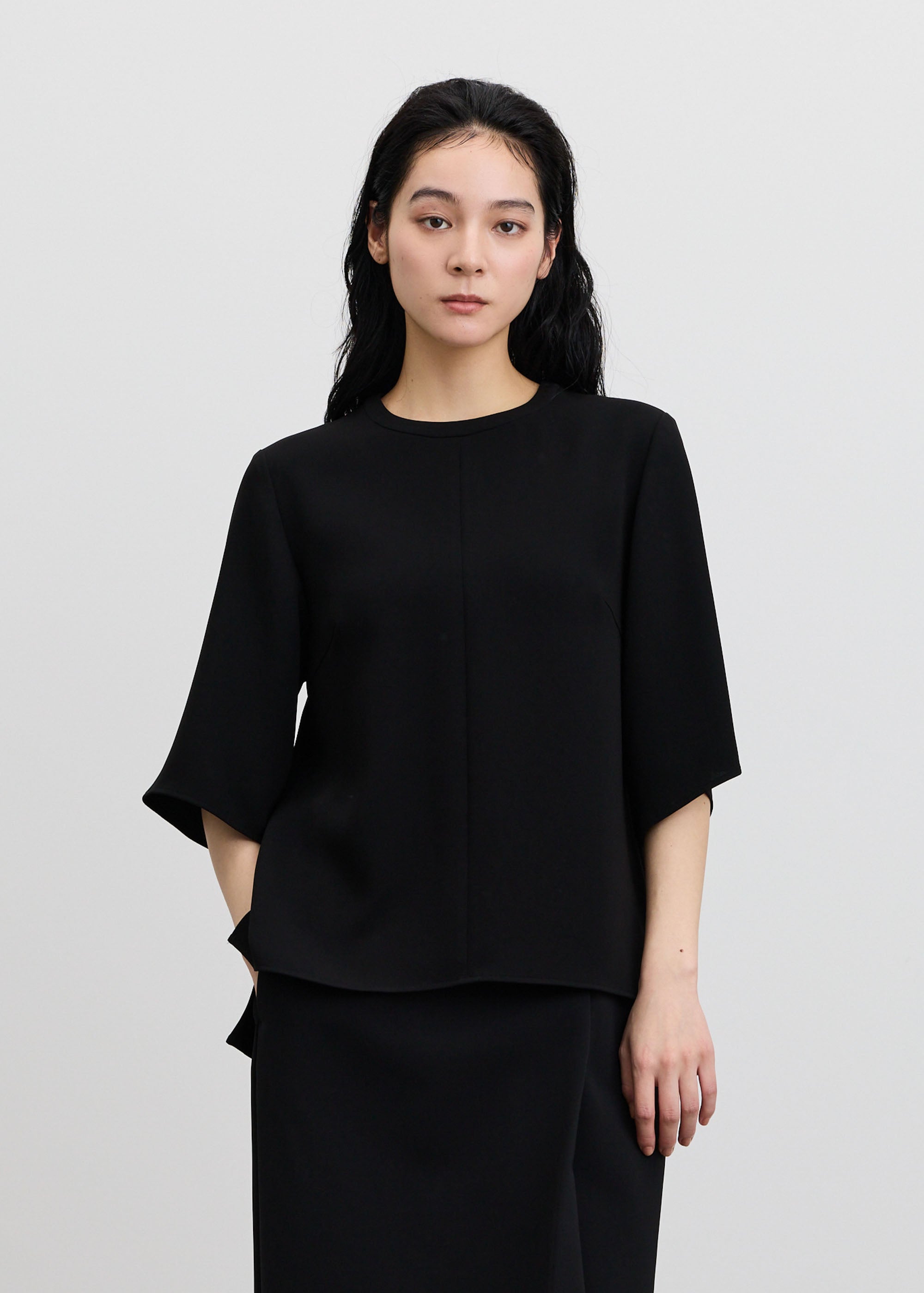 ライトクロスクルーネックブラウス