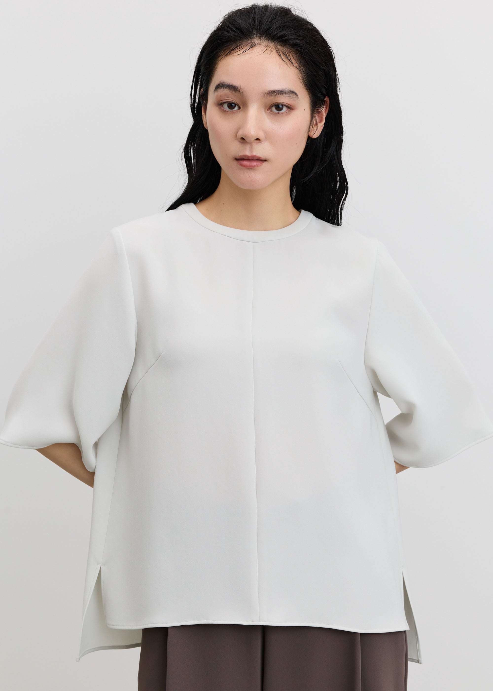 ライトクロスクルーネックブラウス - SOÉJU online store｜上質な大人