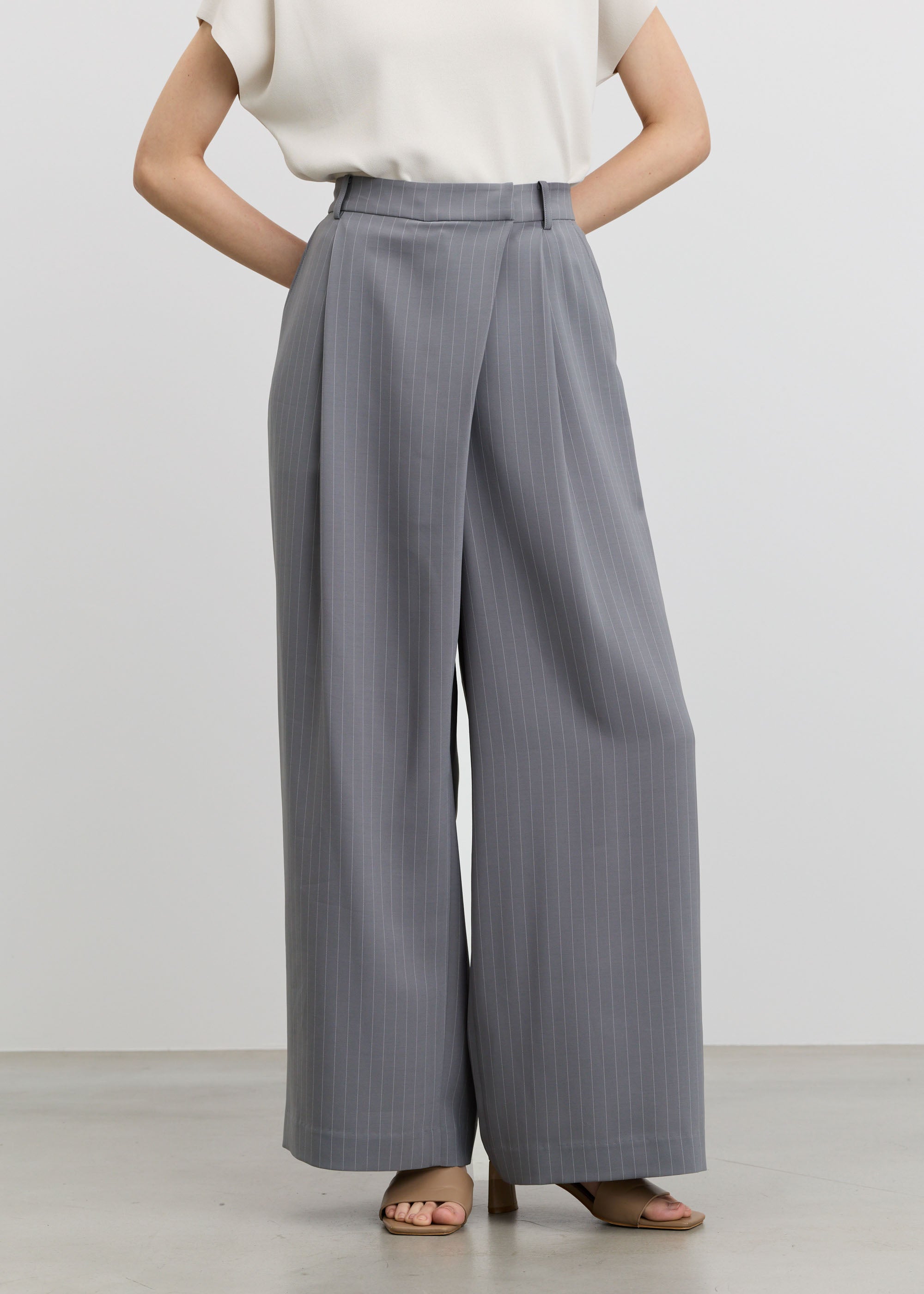 スラントタックワイドパンツ