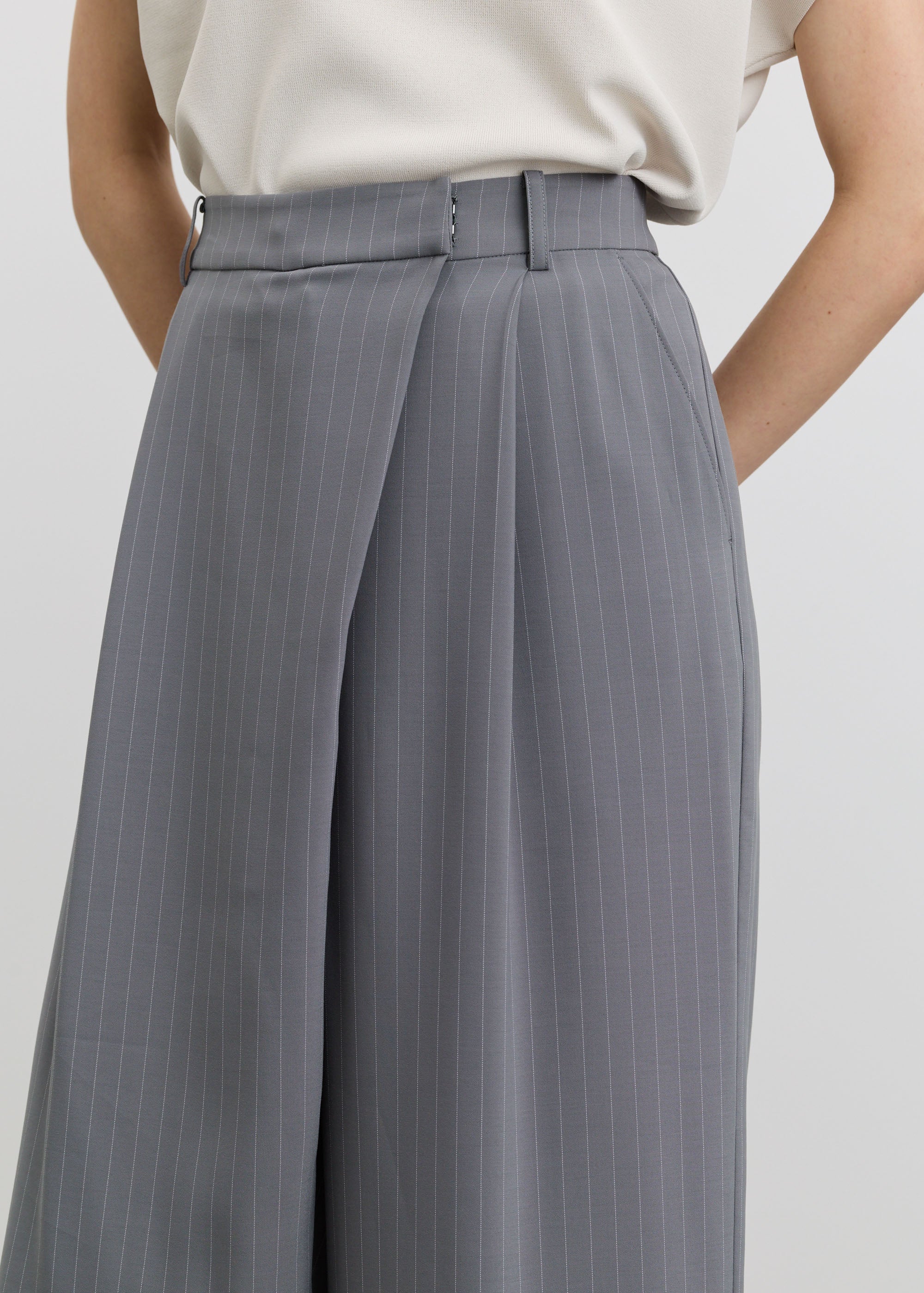 スラントタックワイドパンツ