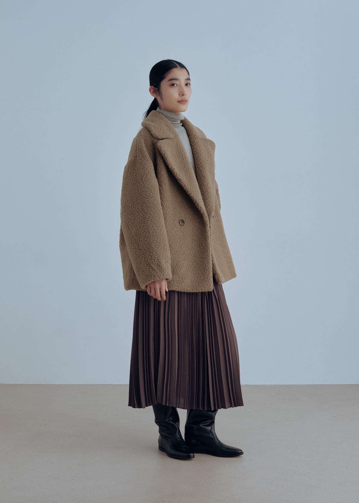 着用アイテム：スムースウールタートルネックプルオーバー(BEIGE)、プリーツスカート(KHAKI BROWN)