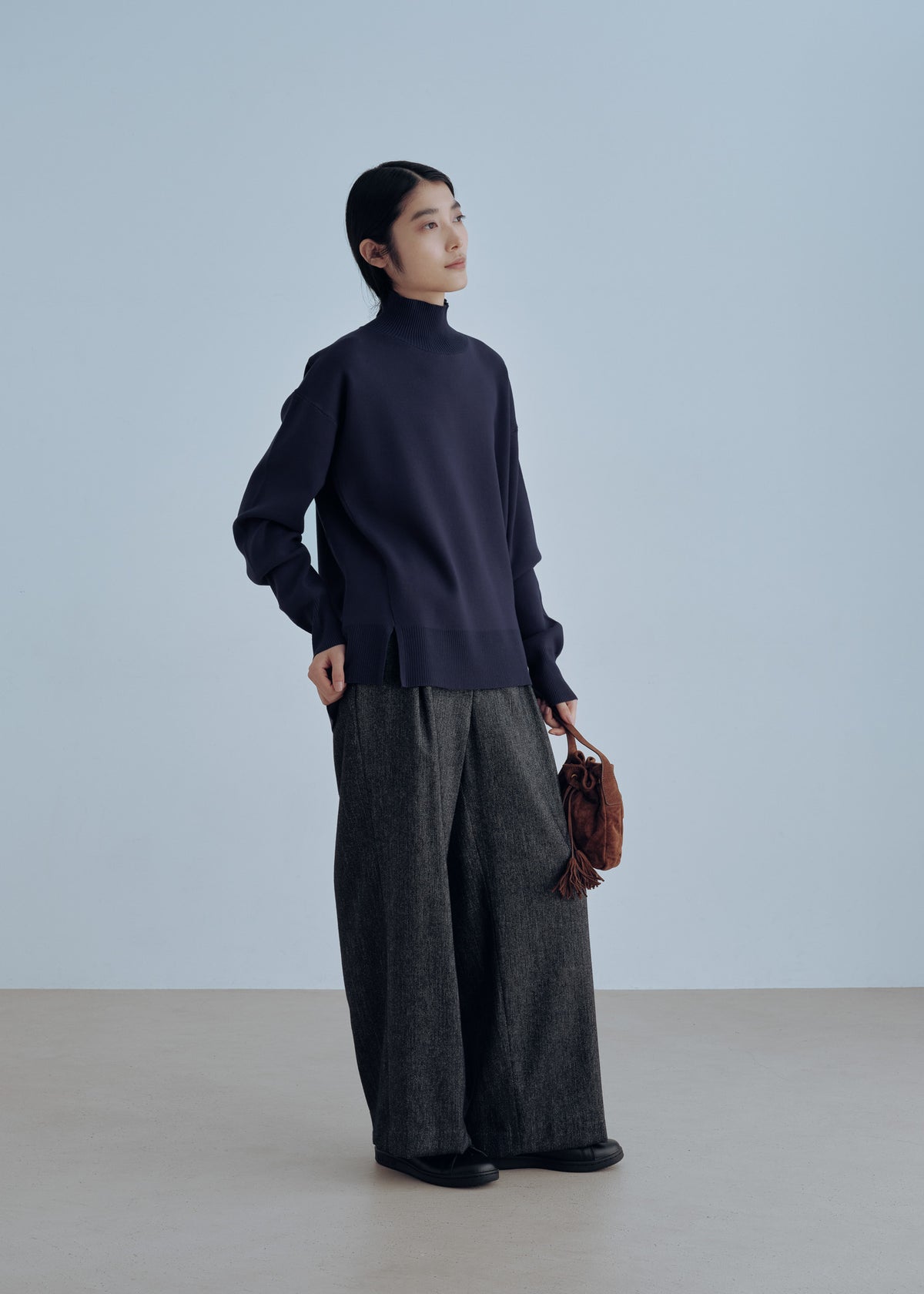 着用アイテム：ヘリンボーンタックワイドパンツ(NAVY)