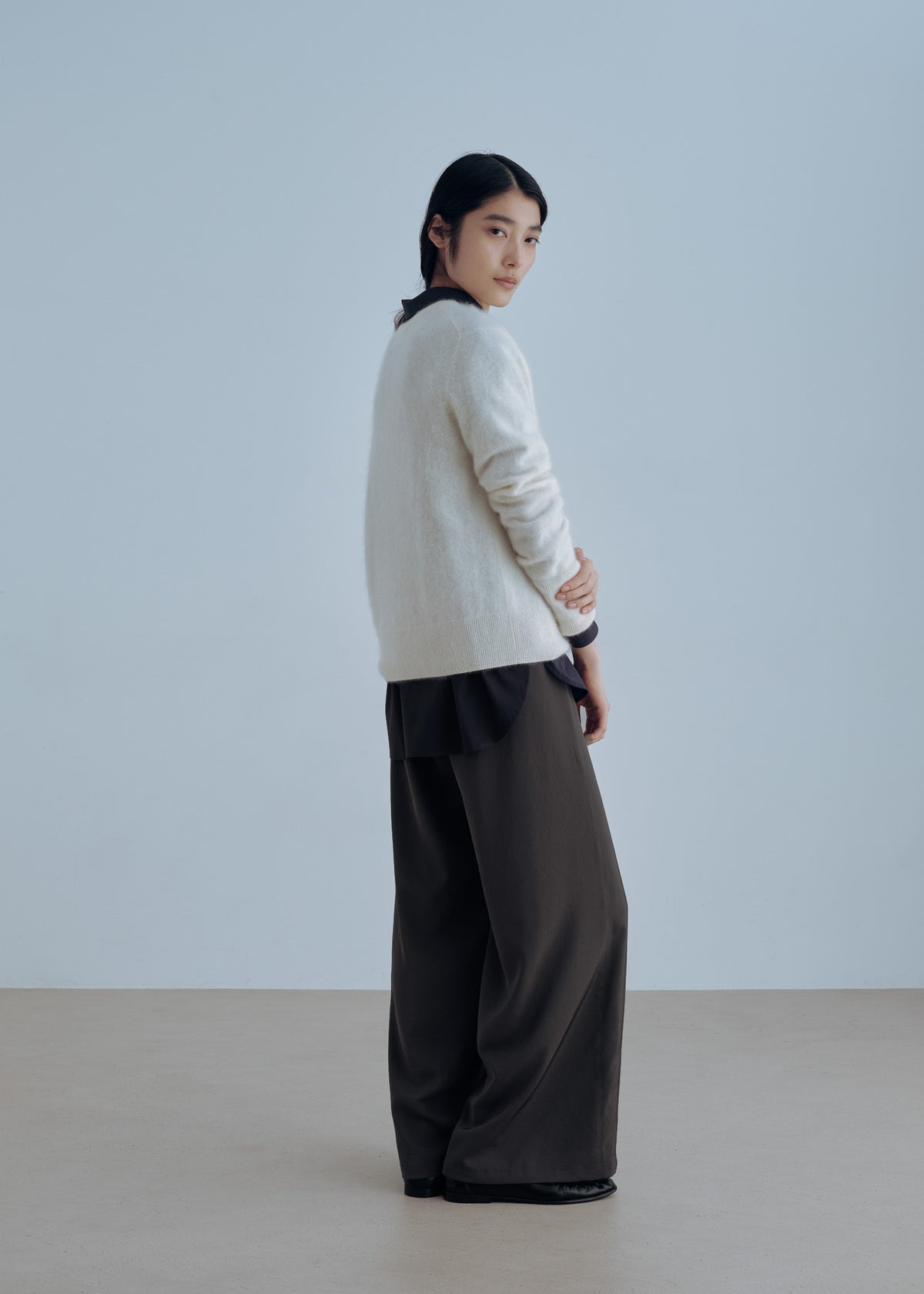 着用アイテム：クルーネックファーニット(WHITE)、プライマーシャツ(NAVY)
