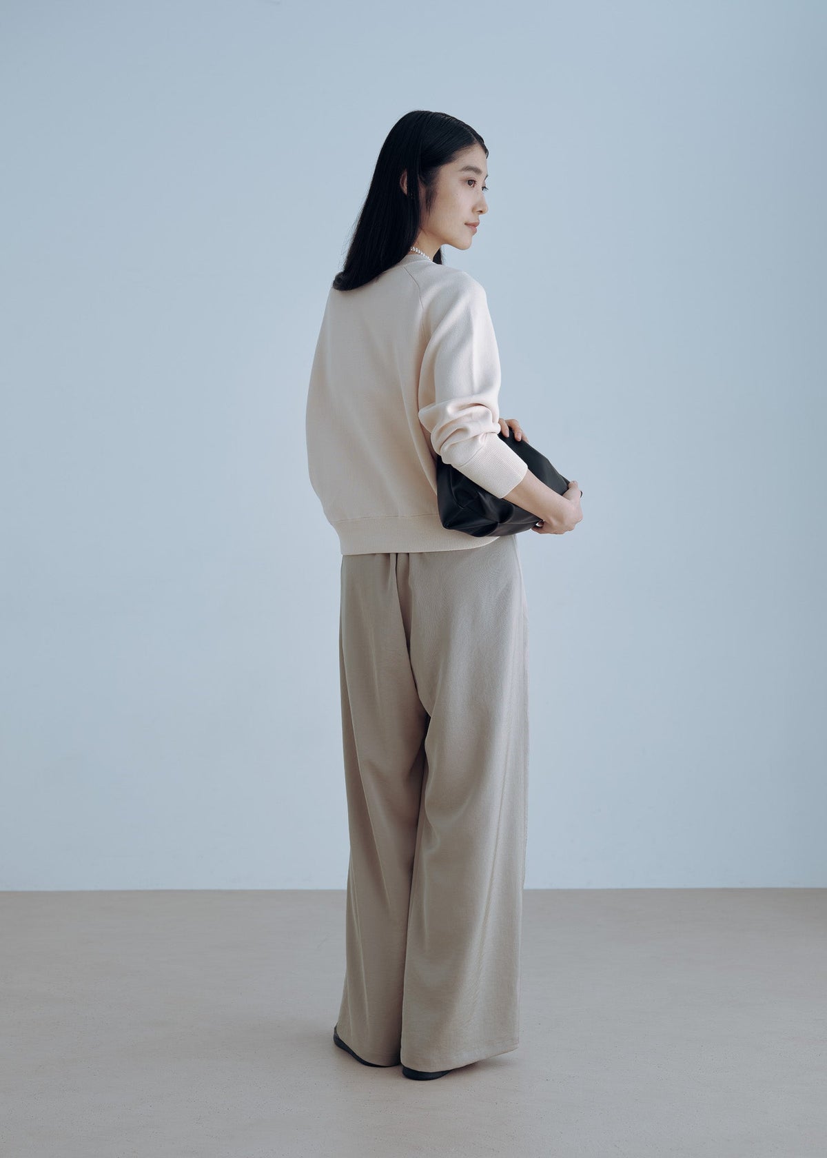 着用アイテム：美フォルムクルーネックニットプルオーバー(OFF WHITE)