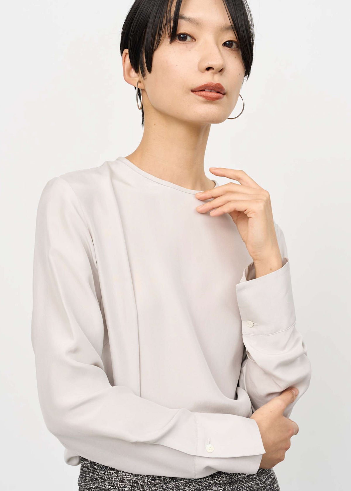 シルククルーネックブラウス - SOÉJU online store｜上質な大人の女性 