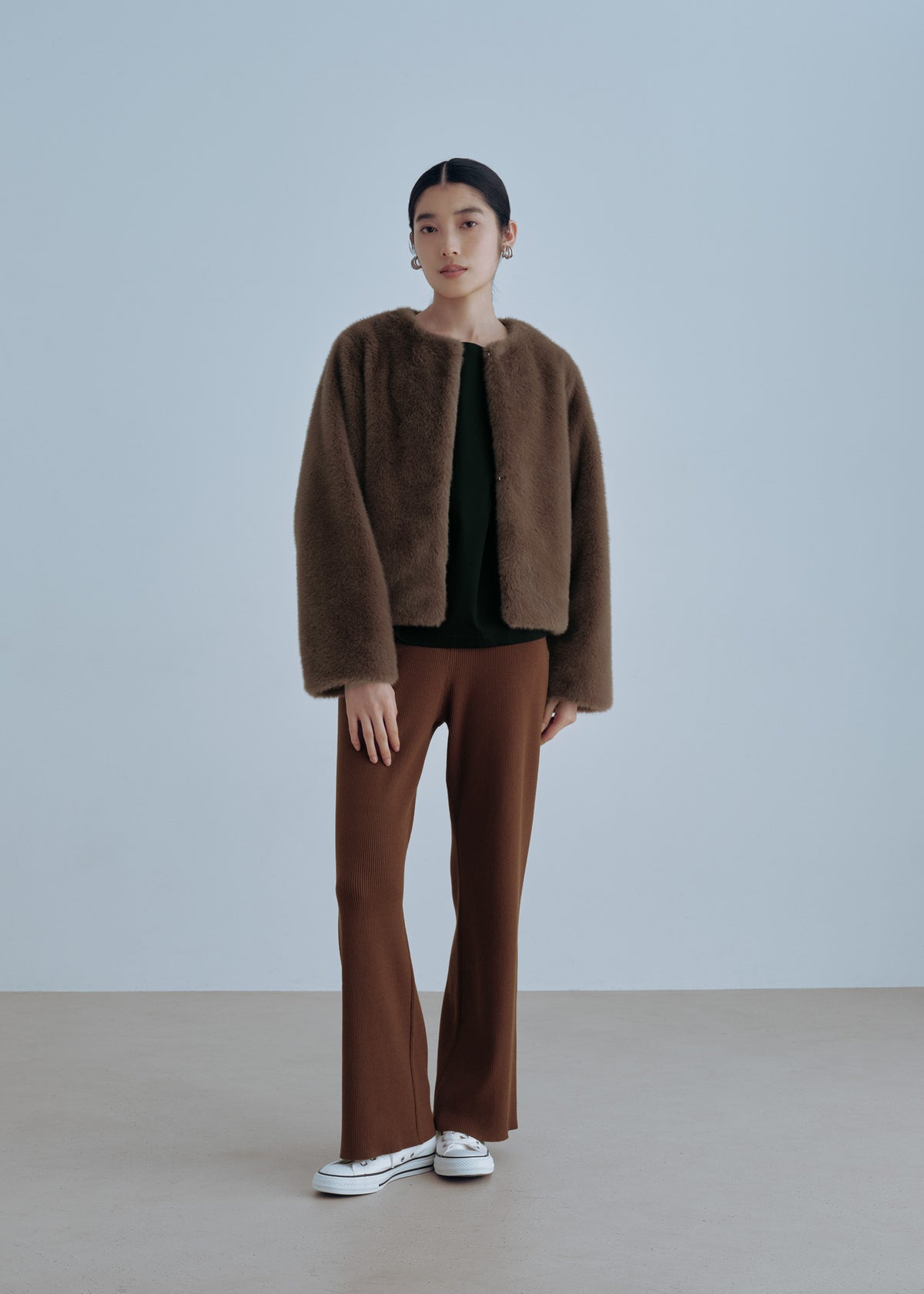 着用アイテム：COOL SMOOTH ハーフスリーブカットソー(BLACK)、リブニットパンツ(BROWN)