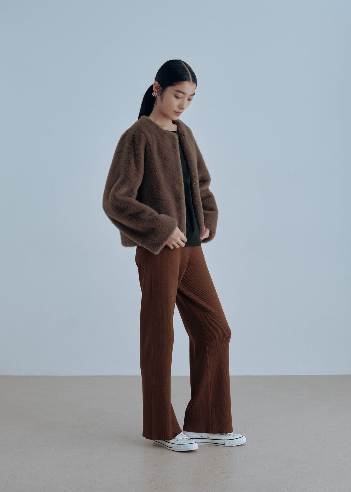 着用アイテム：エコファーブルゾン(BROWN)、COOL SMOOTH ハーフスリーブカットソー(BLACK)