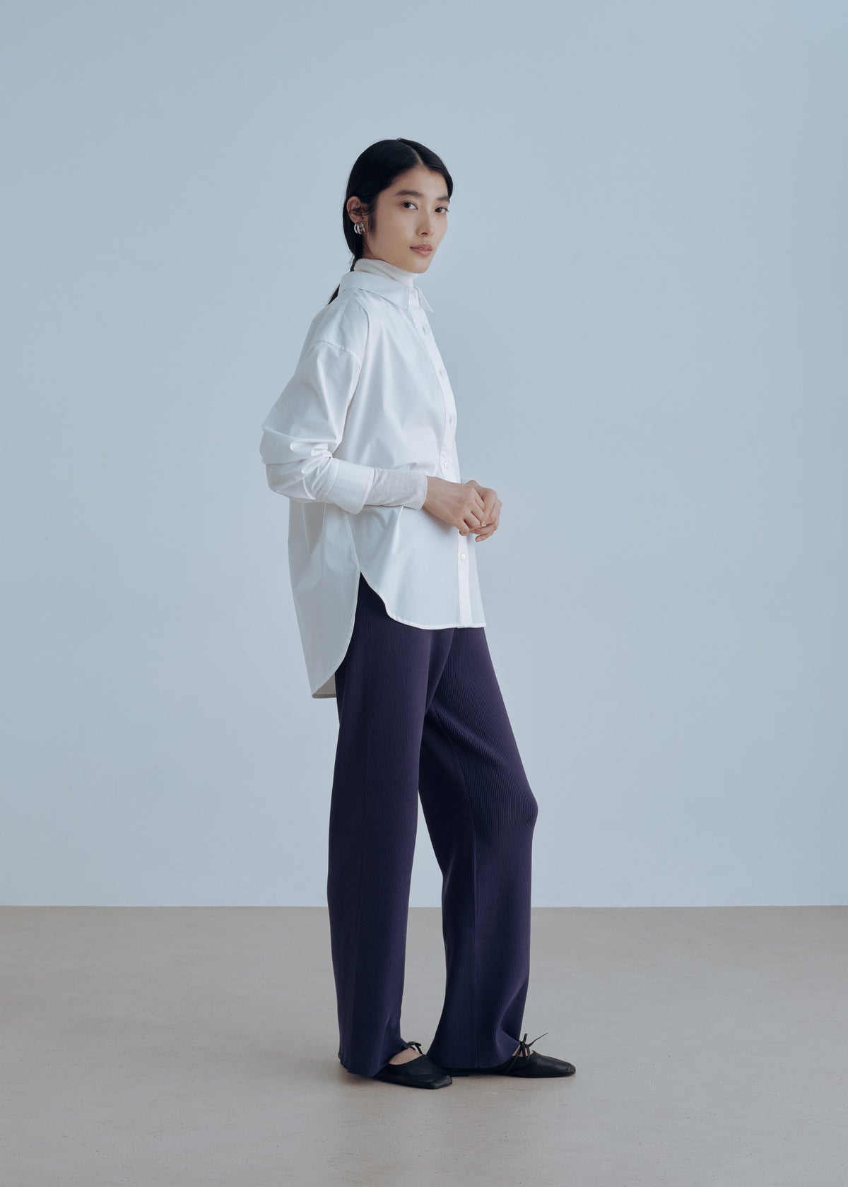 着用アイテム：プライマーシャツ(WHITE)、カシミヤ混タートルネックカットソー(WHITE)