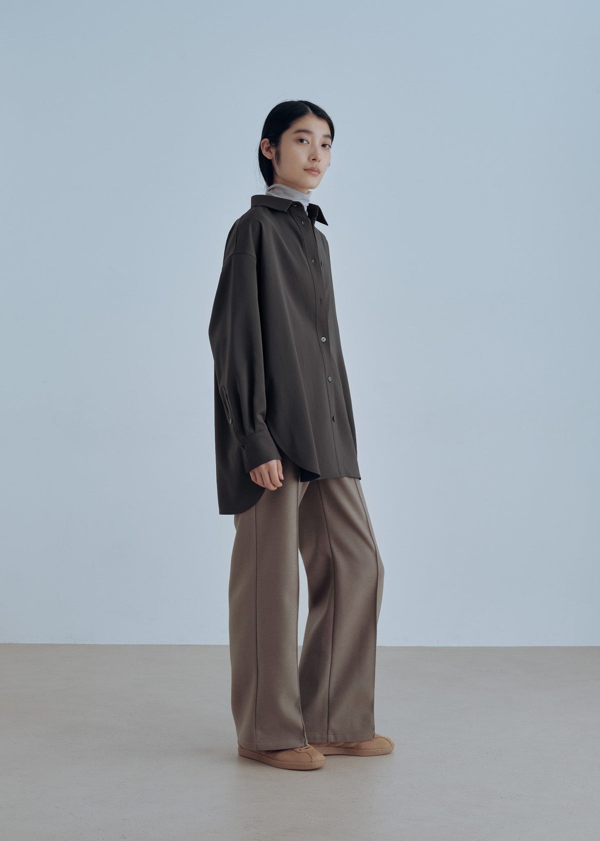 着用アイテム：マットサテンオーバーサイズシャツ(CHARCOAL)、カシミヤ混タートルネックカットソー(TOP GRAY)
