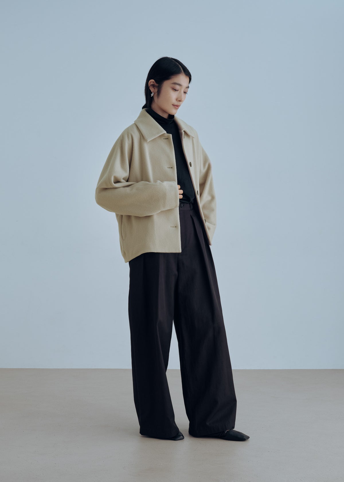 着用アイテム：クリアウールタートルネックカットソー(BLACK)、クリーンチノワイドパンツ(BLACK)