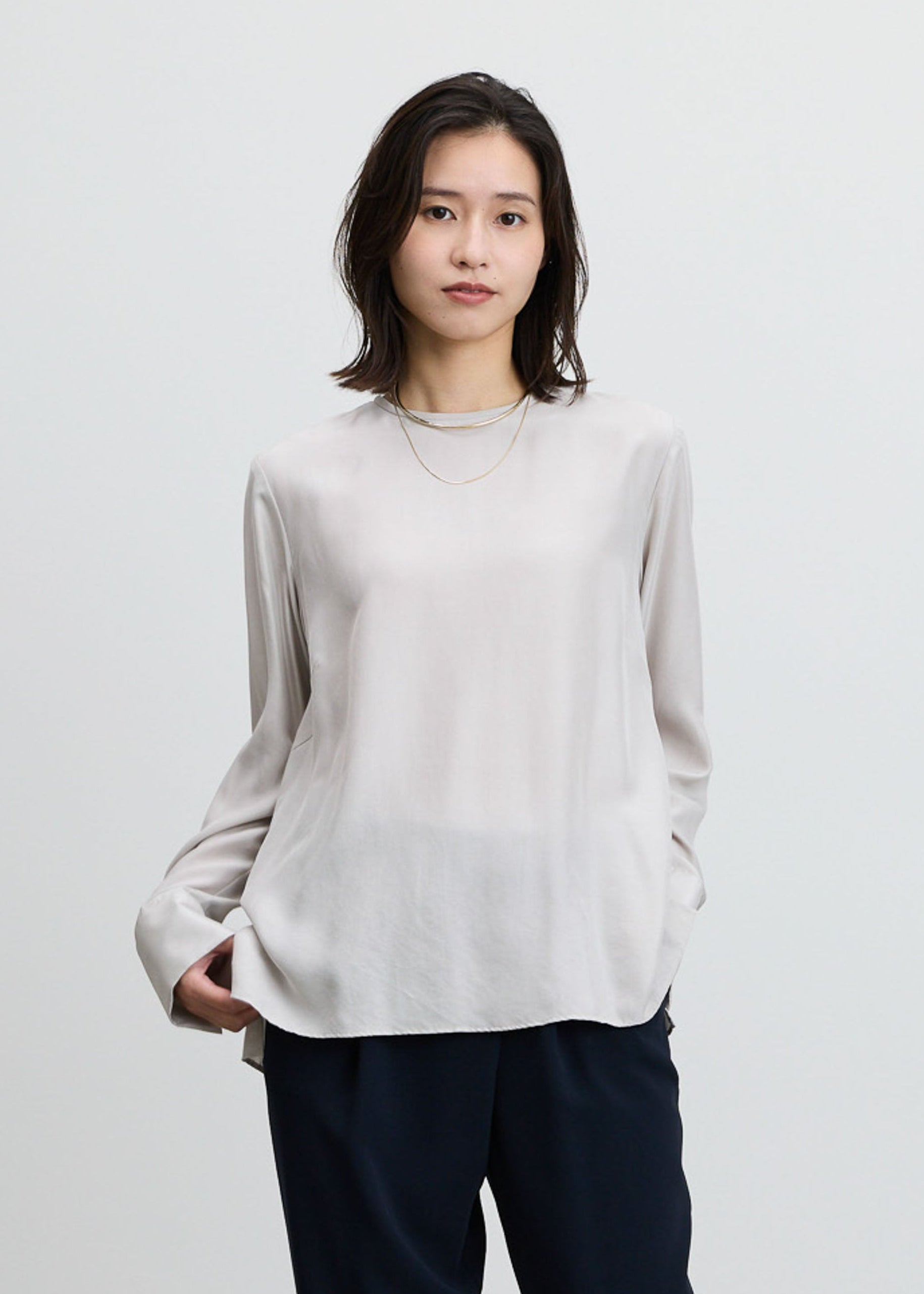 シルククルーネックブラウス - SOÉJU online store｜上質な大人の女性