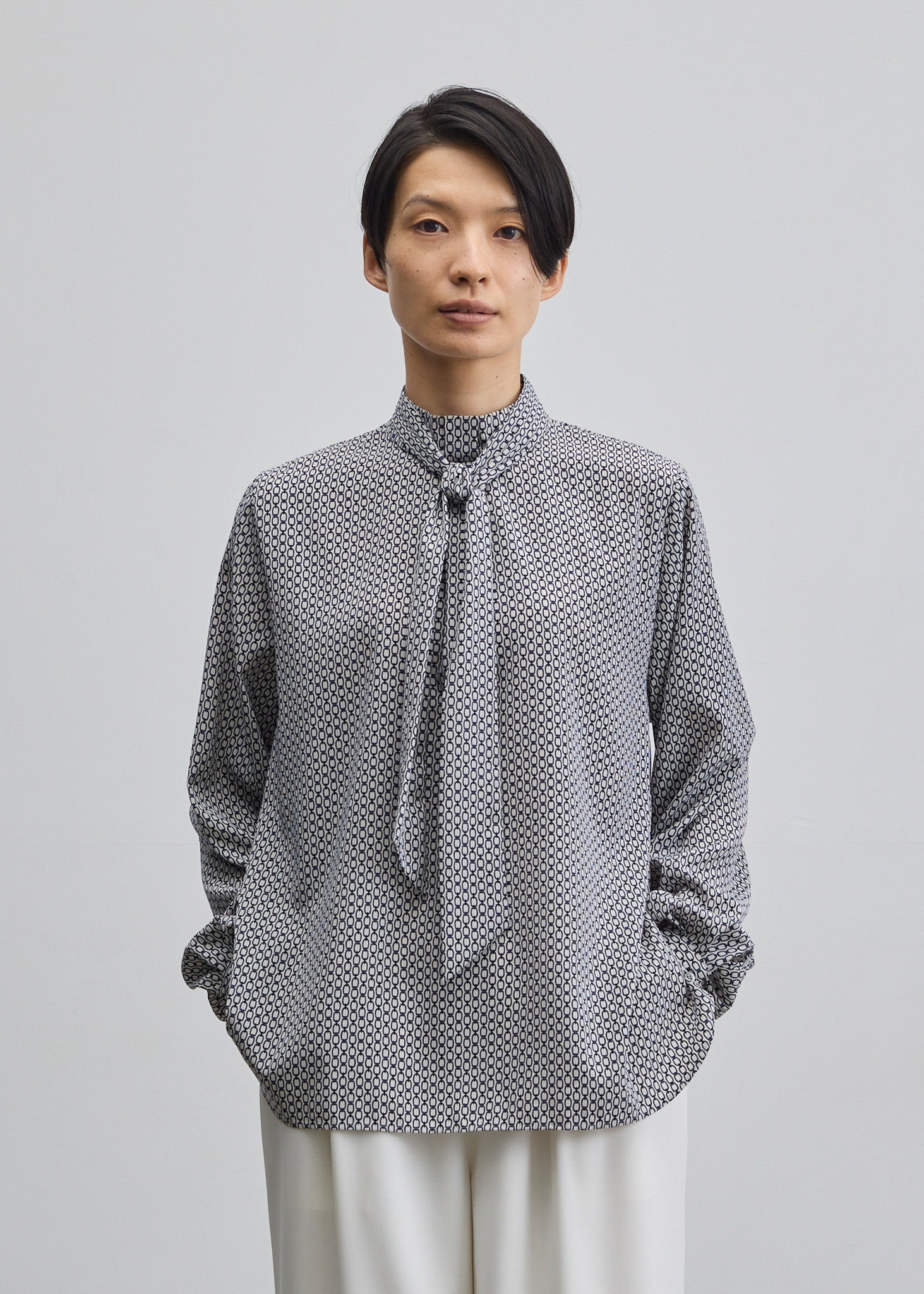 チェーン柄ボウタイブラウス - SOÉJU online store｜上質な大人