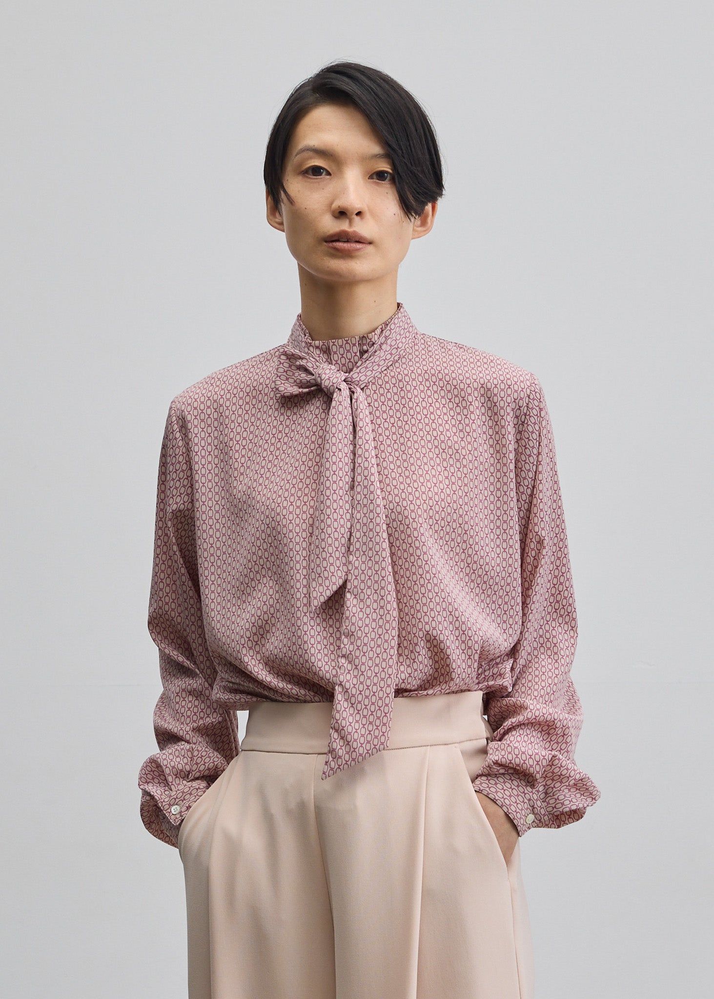 チェーン柄ボウタイブラウス - SOÉJU online store｜上質な大人