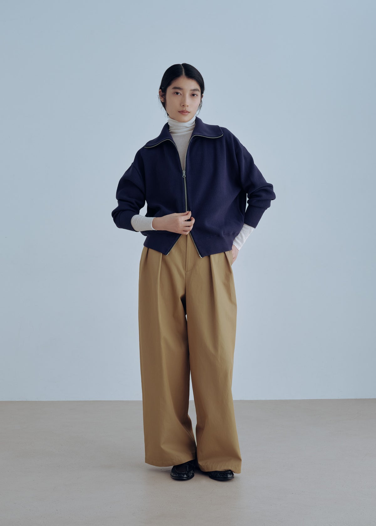 着用アイテム：カシミヤ混タートルネックカットソー(WHITE)、クリーンチノワイドパンツ(CAMEL)