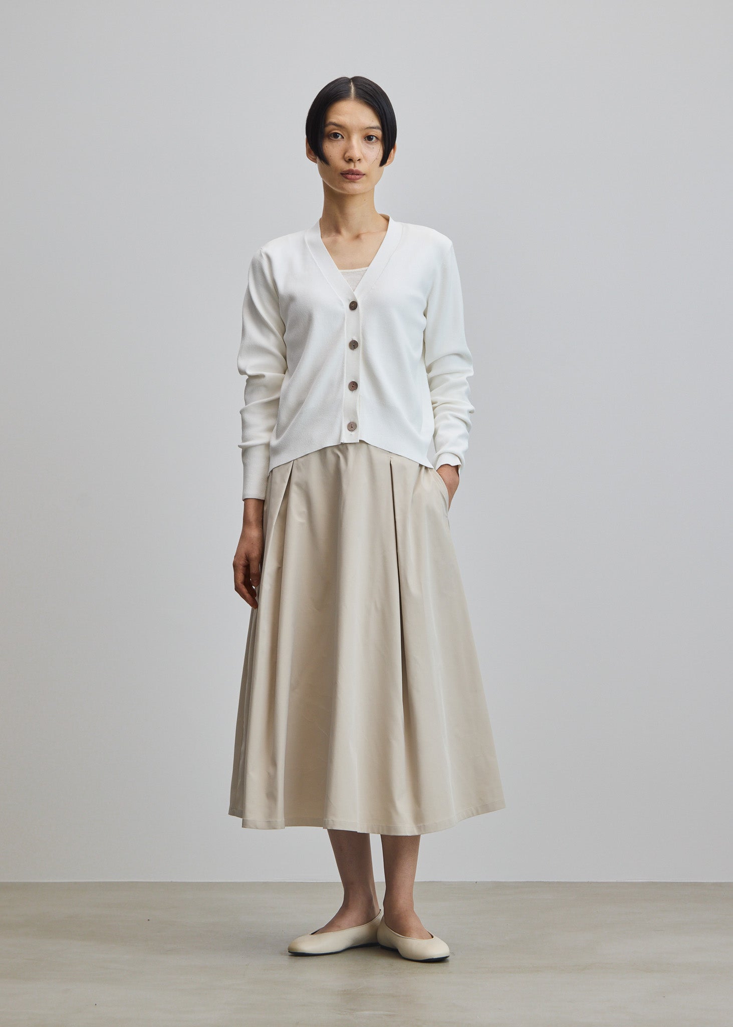 2280Z 美品 ソージュ ショート丈ニットカーディガン Vネック 白 2280Z 美品 ソージュ ショート丈ニットカーディガン Vネック 白