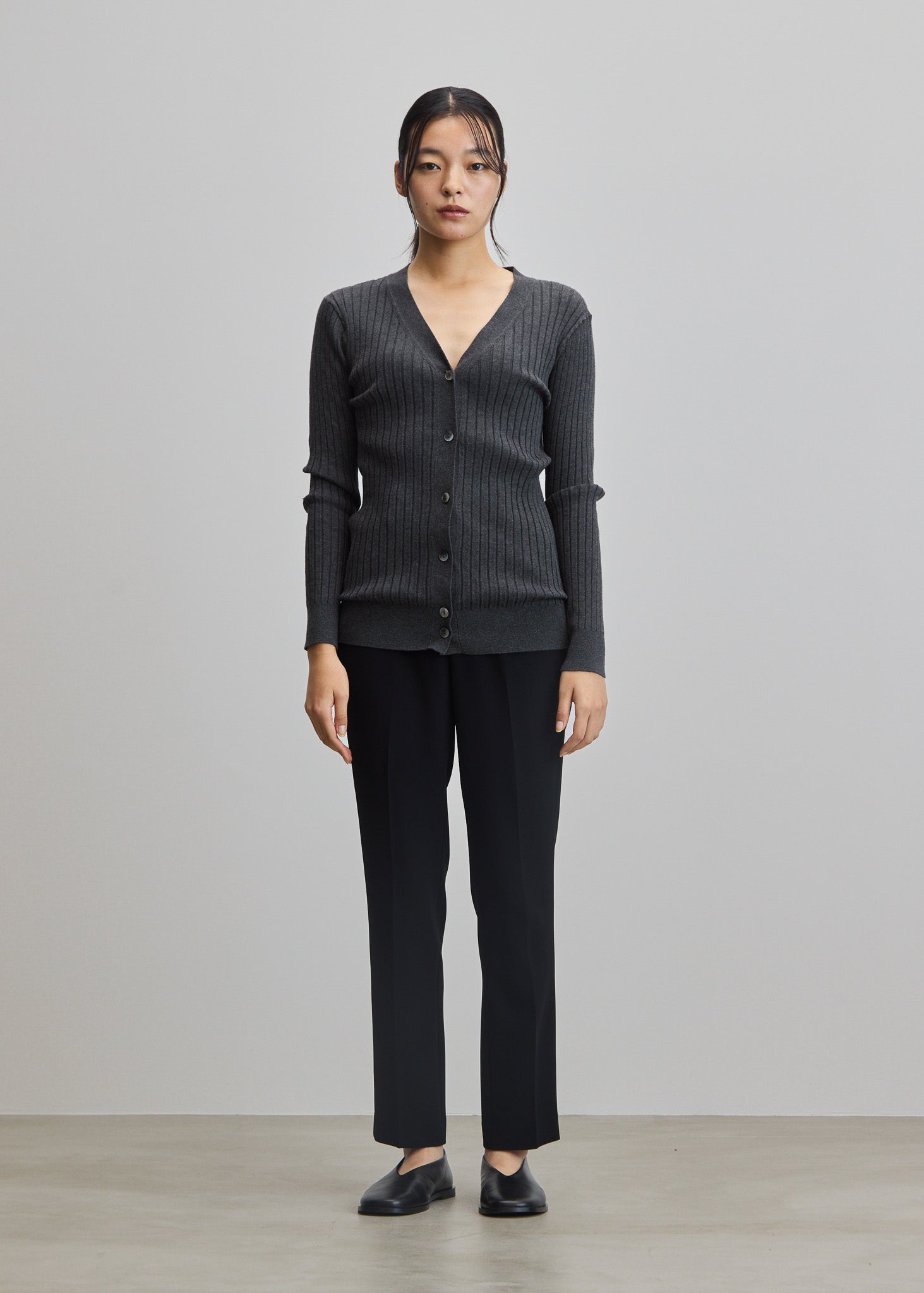 【未使用に近い】ソージュ ワイドリブ Vネックニットカーディガン 黒 Mサイズ 未使用に近い】ソージュ ワイドリブ Vネックニットカーディガン