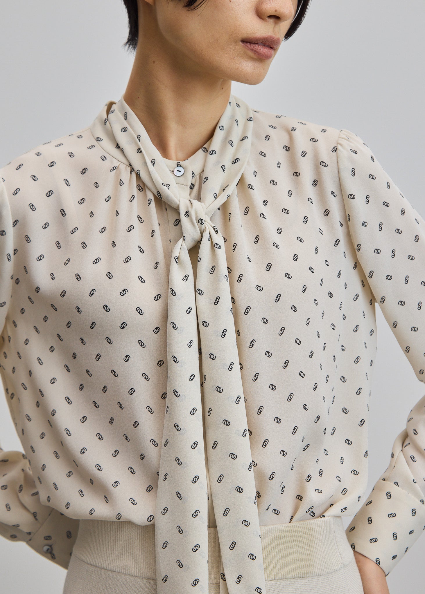 ソージュ soeju ビット柄スカーフ付きブラウス　ベージュM ビット柄スカーフ付きブラウス - SOÉJU online store｜上質な