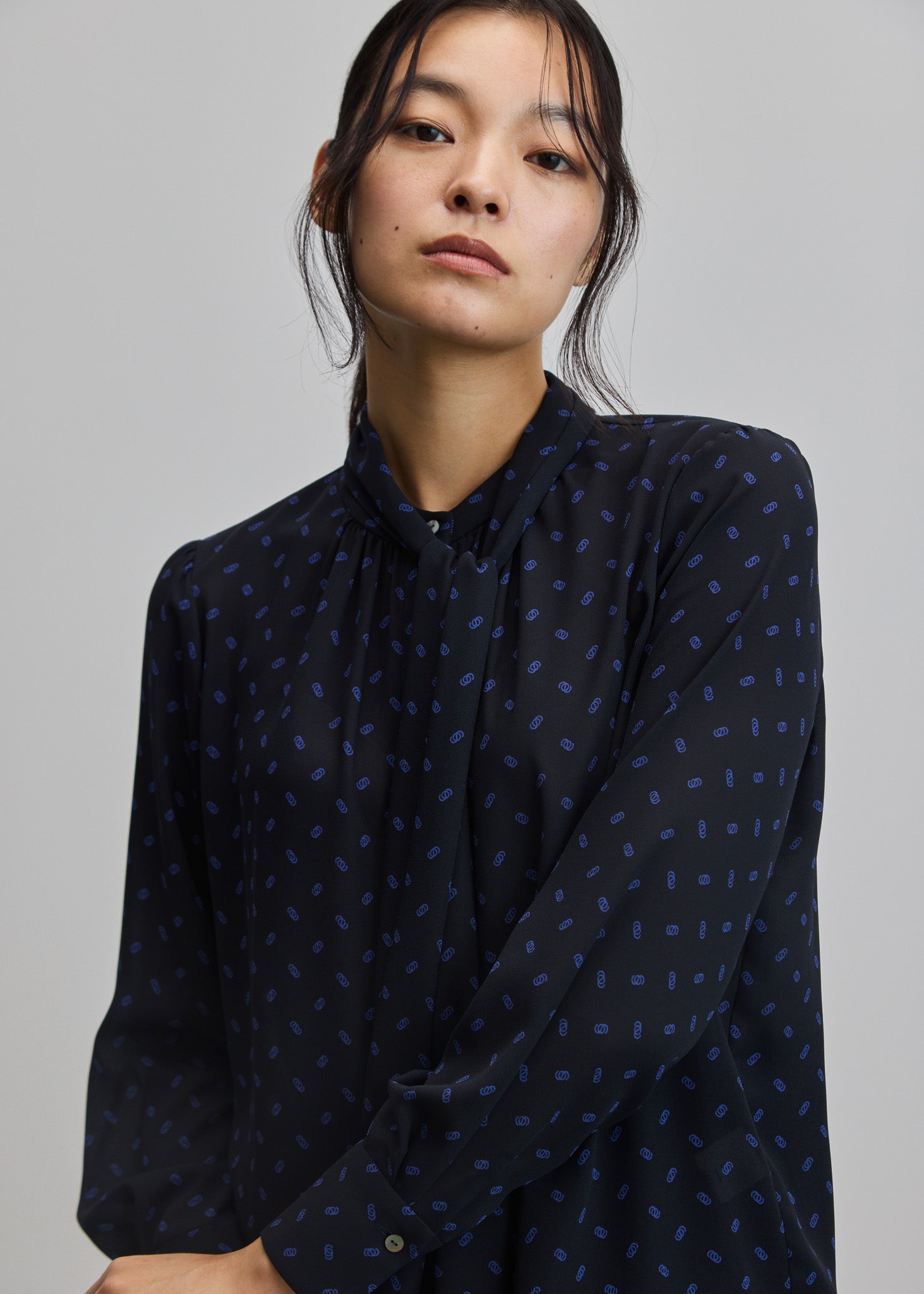 ソージュ soeju ビット柄スカーフ付きブラウス　ベージュM ビット柄スカーフ付きブラウス - SOÉJU online store｜上質な