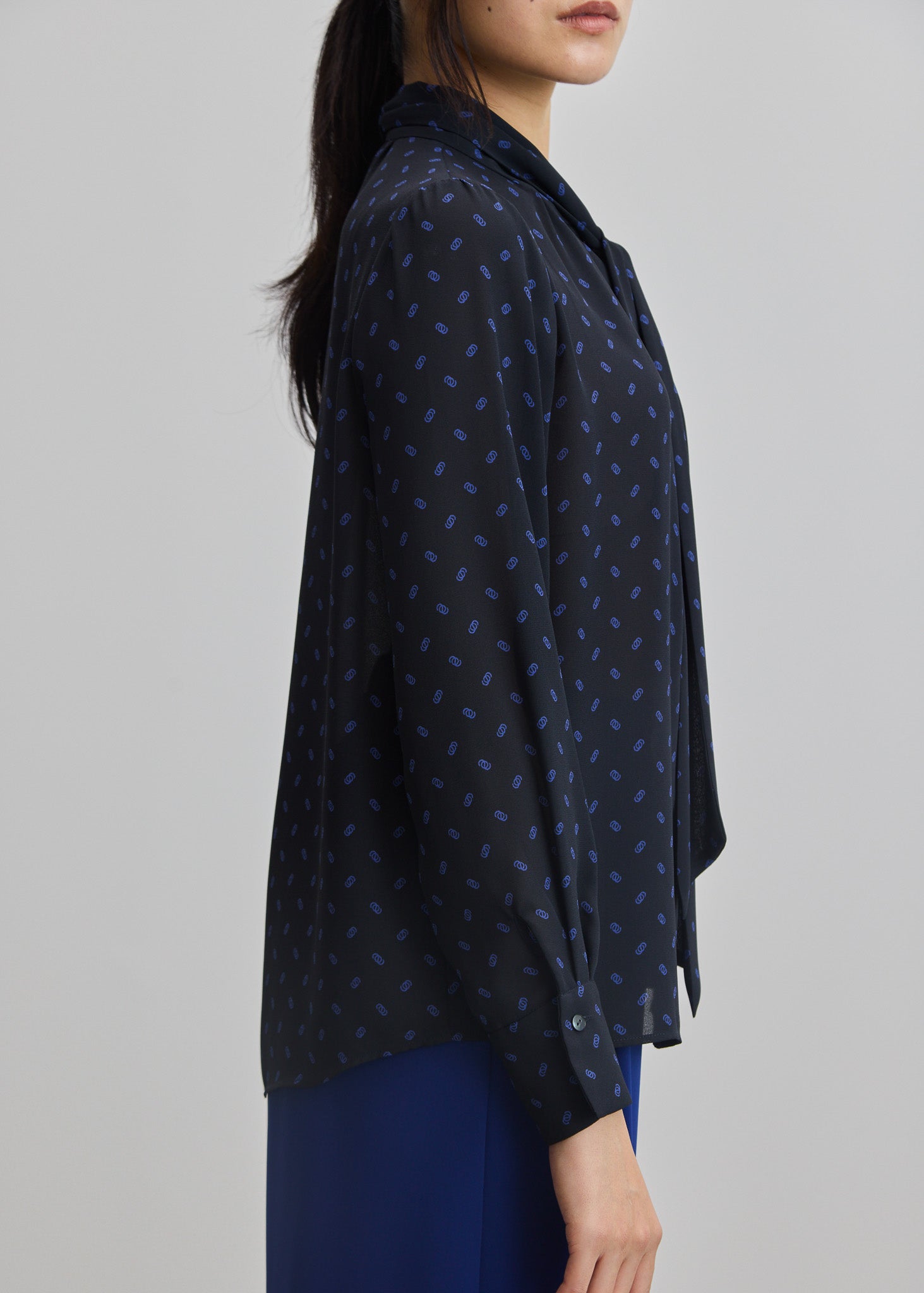 【美品】soeju ボウタイブラウス　ビット柄　ネイビー　スカーフ付き　2way ビット柄スカーフ付きブラウス - SOÉJU online store｜上質な