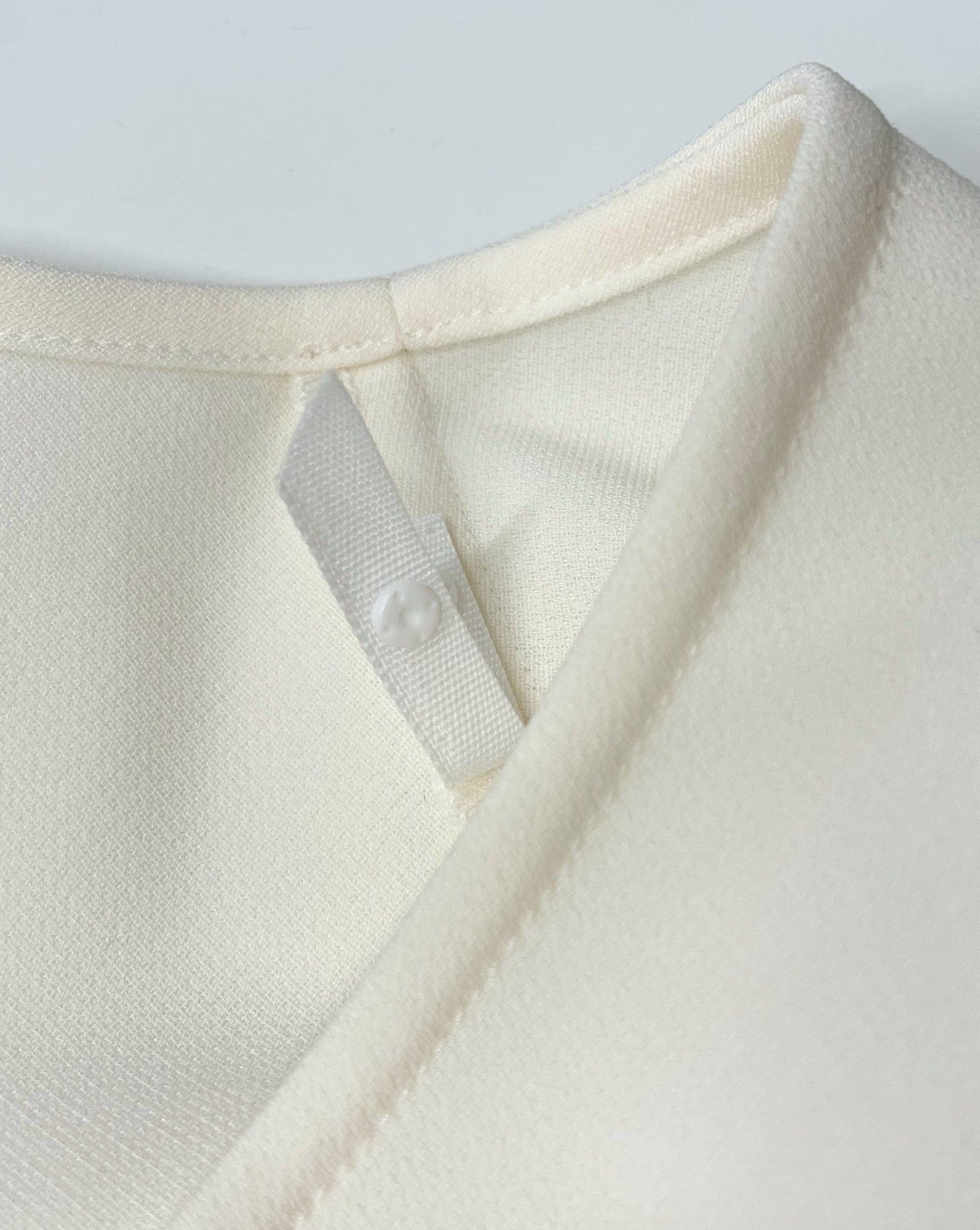 ショルダースナップ付き（画像はWHITE）