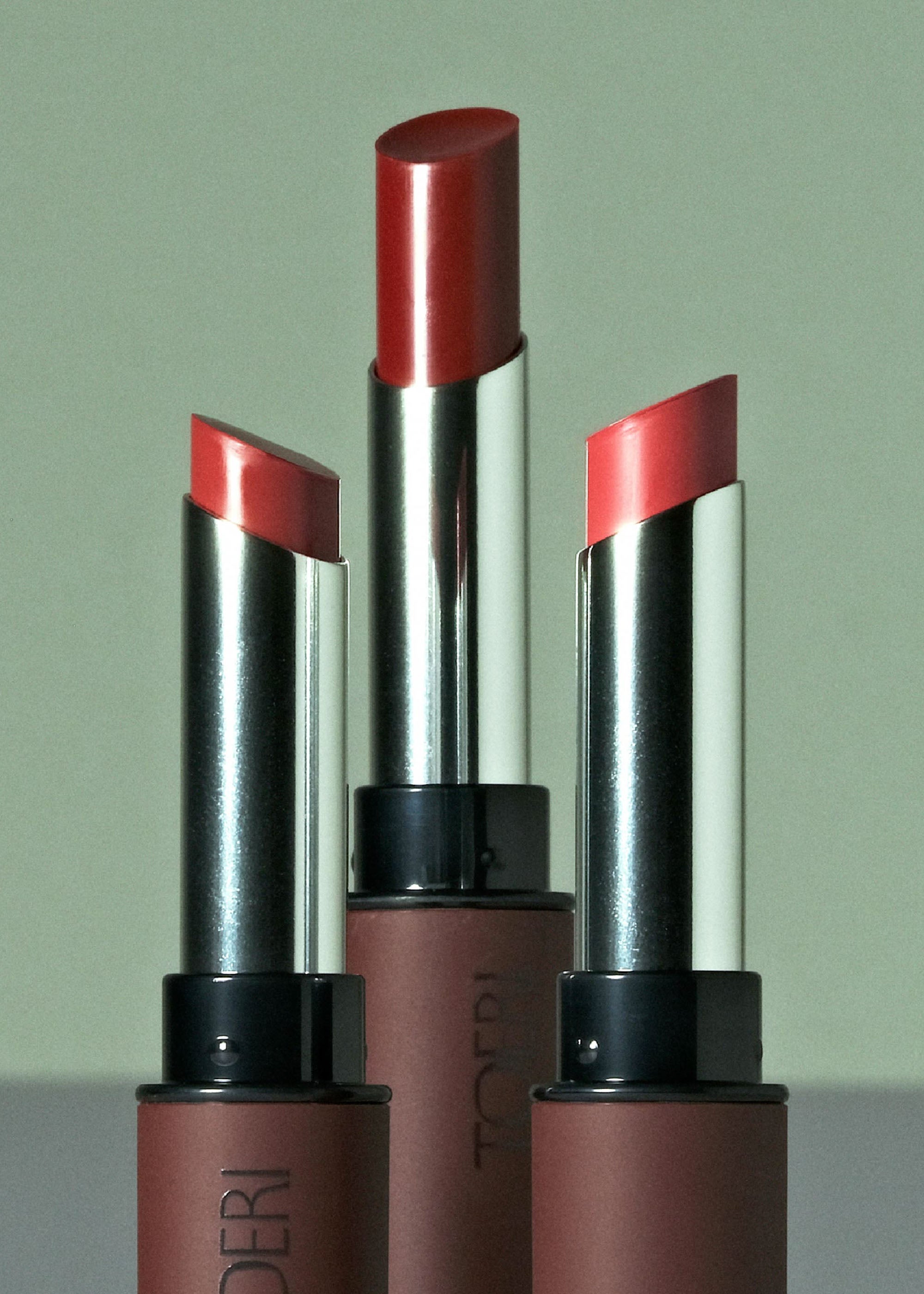 左から01 Plum Red、03 Berry Red、02 Petal Pink