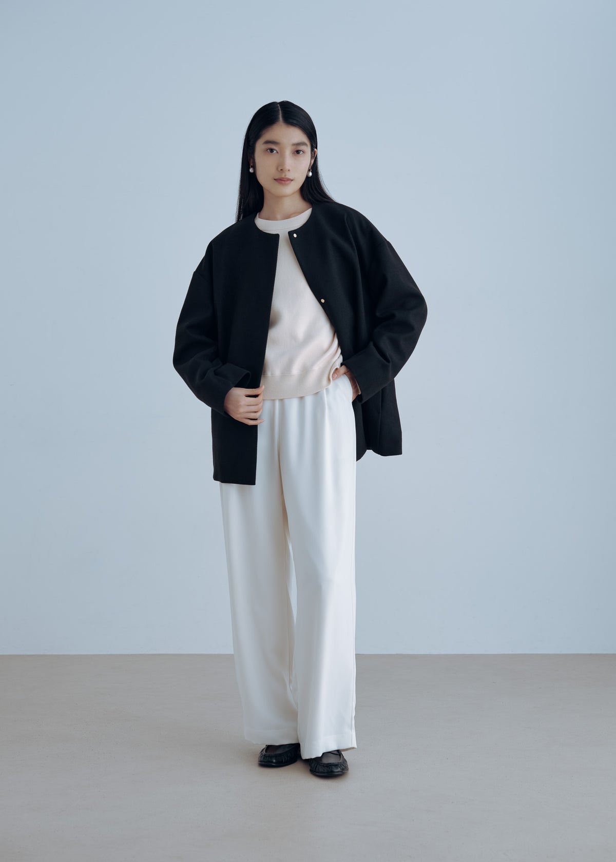 着用アイテム：美フォルムクルーネックニットプルオーバー(OFF WHITE)、タックワイドパンツ(WHITE)
