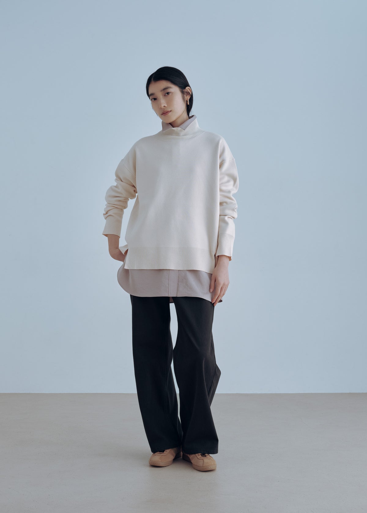 着用アイテム：マットサテンオーバーサイズシャツ(GREIGE)、ニットデニムストレートパンツ(BLACK)