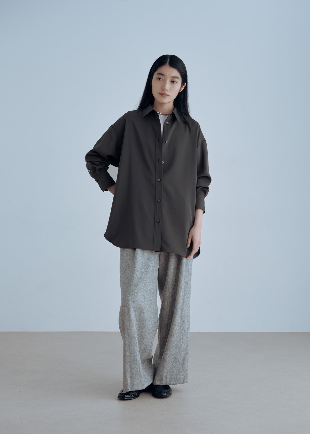 着用アイテム：クリアウールクルーネックカットソー(L.GRAY)、ヘリンボーンタックワイドパンツ(GRAY)