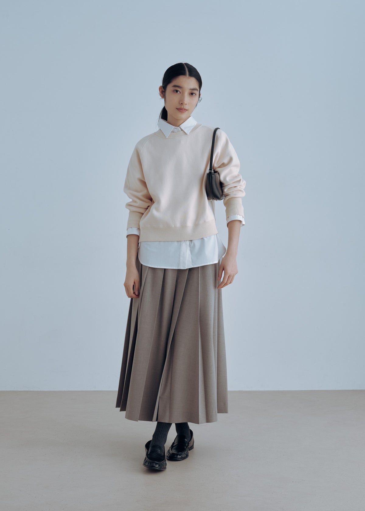 着用アイテム：プライマーシャツ(WHITE)、ラッププリーツスカート(MOCHA BROWN)
